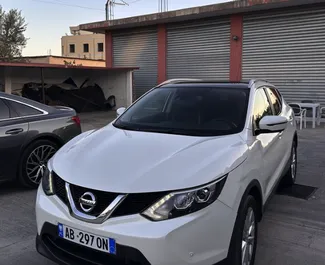 Vista frontal de un Nissan Qashqai de alquiler en el aeropuerto de Tirana, Albania ✓ Coche n.º 10529. ✓ Automático TM ✓ 0 opiniones.