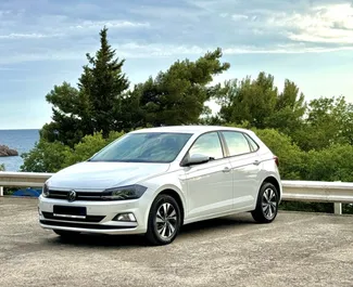 Přední pohled na pronájem Volkswagen Polo v Budvě, Černá Hora ✓ Auto č. 10211. ✓ Převodovka Automatické TM ✓ Recenze 0.