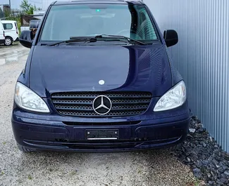 Vista frontal de um aluguel Mercedes-Benz Vito em Tirana, Albânia ✓ Carro #10506. ✓ Transmissão Automático TM ✓ 0 avaliações.