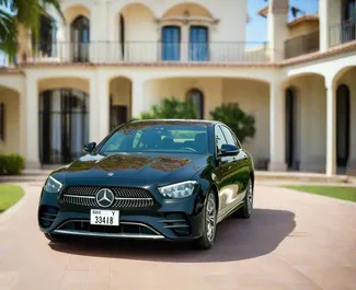 Vista frontal de un Mercedes-Benz E-Class de alquiler en Dubai, EAU ✓ Coche n.º 6162. ✓ Automático TM ✓ 0 opiniones.