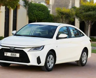 واجهة أمامية لسيارة إيجار Toyota Yaris Ativ في في دبي, الإمارات العربية المتحدة ✓ رقم السيارة 6172. ✓ ناقل حركة أوتوماتيكي ✓ تقييمات 1.