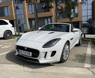 Vista frontal de um aluguel Jaguar F-Type em Tbilisi, Geórgia ✓ Carro #6328. ✓ Transmissão Automático TM ✓ 0 avaliações.