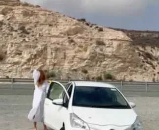 Vue de face d'une location Toyota Vitz à Larnaca, Chypre ✓ Voiture #9520. ✓ Automatique TM ✓ 0 avis.