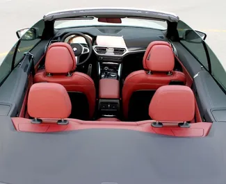 Interior de BMW 420i Cabrio para alquilar en los EAU. Un gran coche de 4 plazas con transmisión Automático.