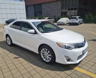 Sprednji pogled najetega avtomobila Toyota Camry v v Batumiju, Georgia ✓ Avtomobil #10565. ✓ Menjalnik Samodejno TM ✓ Mnenja 0.