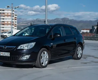 Vista frontal de un Opel Astra Sports Tourer de alquiler en Podgorica, Montenegro ✓ Coche n.º 10576. ✓ Automático TM ✓ 1 opiniones.