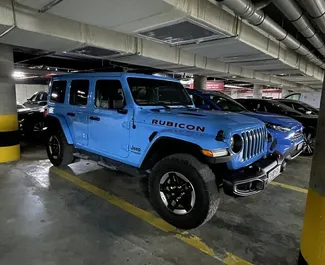 Interiören av Jeep Wrangler Rubicon för uthyrning i Georgien. En fantastisk 5-sitsig bil med en Automatisk växellåda.