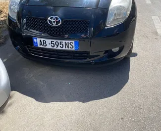 Vista frontal de un Toyota Yaris de alquiler en Durres, Albania ✓ Coche n.º 8604. ✓ Manual TM ✓ 1 opiniones.