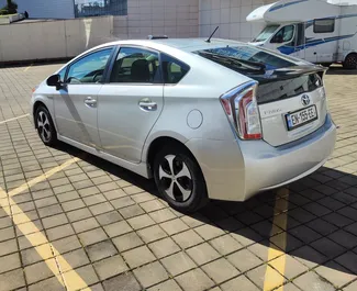 Орендуйте Toyota Prius 2014 в Грузії. Паливо: Гібрид. Потужність: 98 к.с. ➤ Вартість від 40 GEL за добу.