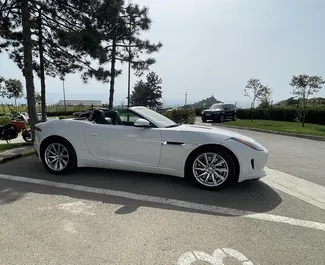 Jaguar F-Type 2015 tillgänglig för uthyrning i Tbilisi, med en körsträckegräns på 200 km/dag.