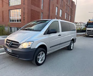 Vista frontal de un Mercedes-Benz Vito de alquiler en Tirana, Albania ✓ Coche n.º 10502. ✓ Automático TM ✓ 0 opiniones.