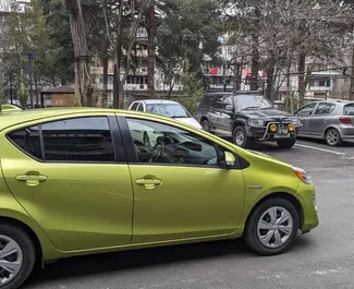 Toyota Prius C noma. Ekonomiskā, Komforta automašīna nomai Gruzijā ✓ Depozīts 50 GEL ✓ Apdrošināšanas iespējas: TPL, FDW, Pasažieri.