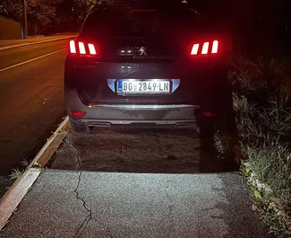 Interiér Peugeot 5008 na prenájom v v Srbsku. Skvelé auto so sedadlami pre 7 osôb s prevodovkou Automatické.