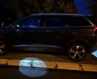 Dízel 2,0L motor a Peugeot 5008 2020 modellhez bérlésre a belgrádi repülőtéren.