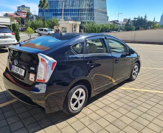 Орендуйте Toyota Prius 2015 в Грузії. Паливо: Гібрид. Потужність: 98 к.с. ➤ Вартість від 50 GEL за добу.