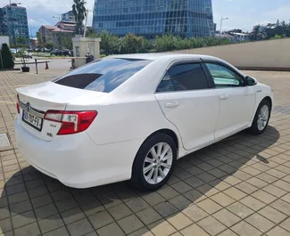 Najem avtomobila Toyota Camry 2014 v v Gruziji, z značilnostmi ✓ gorivo Hibridni in 154 konjskih moči ➤ Od 85 GEL na dan.