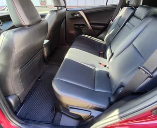 Interior de Toyota Rav4 para alquilar en Georgia. Un gran coche de 5 plazas con transmisión Automático.