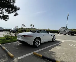 Εσωτερικό του Jaguar F-Type προς ενοικίαση στη Γεωργία. Ένα εξαιρετικό αυτοκίνητο 2-θέσεων με κιβώτιο ταχυτήτων Αυτόματο.