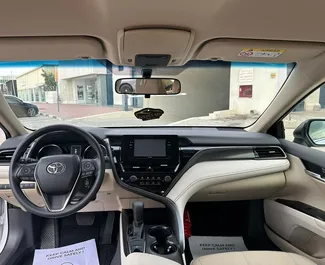 Toyota Camry 대여. 아랍에미리트에서에서 대여 가능한 편안함, 프리미엄 차량 ✓ 1500 AED의 보증금 ✓ TPL, CDW 보험 옵션.