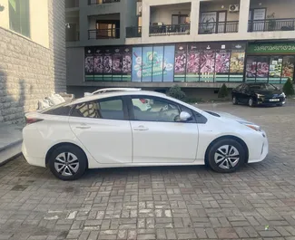 تأجير سيارة Toyota Prius 2016 في في جورجيا، تتميز بـ ✓ وقود هجين وقوة 120 حصان ➤ بدءًا من 100 GEL يوميًا.