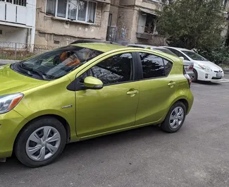 Toyota Prius C 2015 automašīnas noma Gruzijā, iezīmes ✓ Benzīns degviela un 120 zirgspēki ➤ Sākot no 80 GEL dienā.