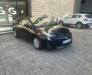 Toyota Prius 2017 automobilio nuoma Gruzijoje, savybės ✓ Hibridinis degalai ir 120 arklio galios ➤ Nuo 100 GEL per dieną.