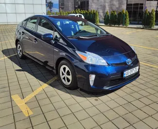 バトゥーミにて、グルジアにてでのToyota Prius #10567 自動カーレンタル、1.8Lエンジン搭載 ➤ アルチョムから。