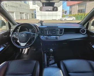 Motor Híbrido de 2,5L de Toyota Rav4 2018 para alquilar en en Batumi.