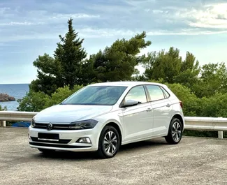 Predný pohľad na prenajaté auto Volkswagen Polo v v Budve, Čierna Hora ✓ Auto č. 10210. ✓ Prevodovka Manuálne TM ✓ Hodnotenia 0.