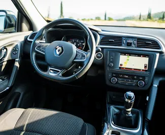 Interior do Renault Kadjar para aluguer no Montenegro. Um excelente carro de 5 lugares com transmissão Manual.