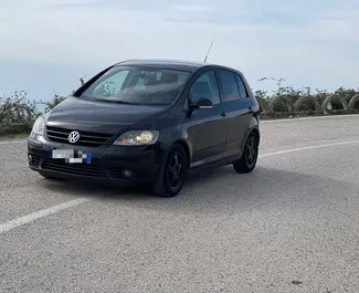 Vista frontal de un Volkswagen Golf Plus de alquiler en Tirana, Albania ✓ Coche n.º 10647. ✓ Automático TM ✓ 0 opiniones.