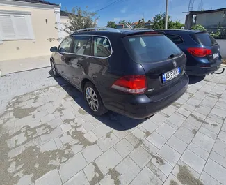 Volkswagen Golf Variant 2010 automašīnas noma Albānijā, iezīmes ✓ Benzīns degviela un 100 zirgspēki ➤ Sākot no 29 EUR dienā.