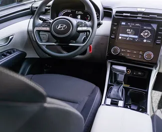 Hyundai Tucson udlejning. Økonomi, Komfort, SUV, Crossover Bil til udlejning i De Forenede Arabiske Emirater ✓ Depositum på 1500 AED ✓ TPL, CDW, SCDW, Passagerer forsikringsmuligheder.