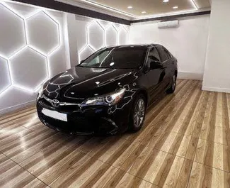 Sprednji pogled najetega avtomobila Toyota Camry v v Erevanu, Armenija ✓ Avtomobil #10641. ✓ Menjalnik Samodejno TM ✓ Mnenja 0.