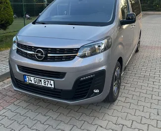 Sprednji pogled najetega avtomobila Opel Zafira Life v v Istanbulu, Turčija ✓ Avtomobil #6672. ✓ Menjalnik Samodejno TM ✓ Mnenja 3.