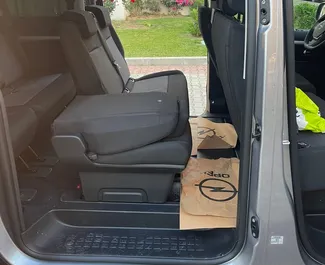 Interior de Opel Zafira Life para alquilar en Turquía. Un gran coche de 9 plazas con transmisión Automático.