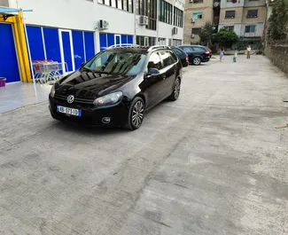 Μπροστινή όψη ενοικιαζόμενου Volkswagen Golf Variant στα Τίρανα, Αλβανία ✓ Αριθμός αυτοκινήτου #10597. ✓ Κιβώτιο ταχυτήτων Χειροκίνητο TM ✓ 0 κριτικές.