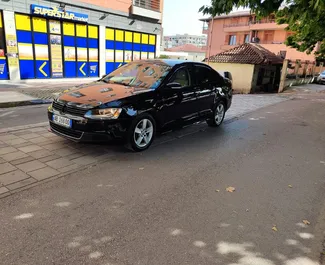 Vista frontal de um aluguel Volkswagen Jetta em Tirana, Albânia ✓ Carro #10599. ✓ Transmissão Automático TM ✓ 0 avaliações.