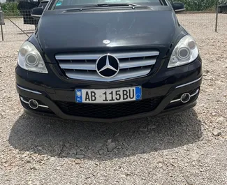 Sprednji pogled najetega avtomobila Mercedes-Benz B-Class v na letališču Tirana, Albanija ✓ Avtomobil #10513. ✓ Menjalnik Samodejno TM ✓ Mnenja 0.