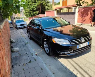 Vista frontal de un Volkswagen Passat de alquiler en Tirana, Albania ✓ Coche n.º 10590. ✓ Automático TM ✓ 0 opiniones.