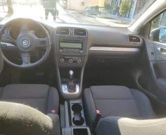 Ενοικίαση αυτοκινήτου Volkswagen Golf 6 2012 στην Αλβανία, περιλαμβάνει ✓ καύσιμο Βενζίνη και 170 ίππους ➤ Από 25 EUR ανά ημέρα.