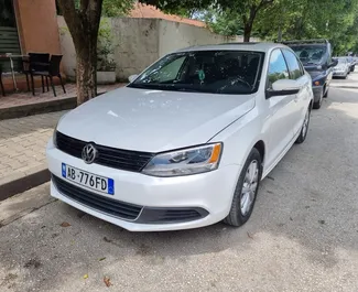 Vista frontal de um aluguel Volkswagen Jetta em Tirana, Albânia ✓ Carro #10595. ✓ Transmissão Automático TM ✓ 0 avaliações.