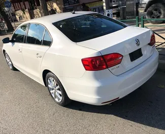 ティラナにて、アルバニアにてでのVolkswagen Jetta #10595 自動カーレンタル、2.5Lエンジン搭載 ➤ オルトジョンから。