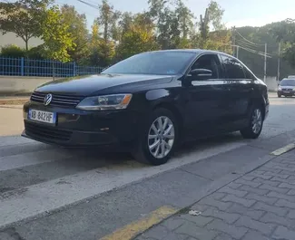 Vista frontal de un Volkswagen Jetta de alquiler en Tirana, Albania ✓ Coche n.º 10594. ✓ Automático TM ✓ 0 opiniones.