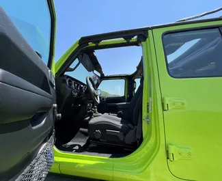 Interior do Jeep Wrangler Sahara para aluguer na Geórgia. Um excelente carro de 5 lugares com transmissão Automático.