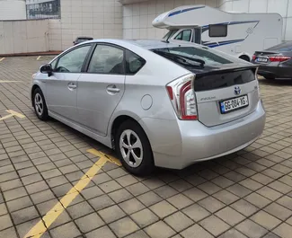 バトゥーミにてでのレンタル用Toyota Prius 2014のハイブリッド 1.8Lエンジン。