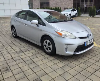 バトゥーミにて、グルジアにてでのToyota Prius #10568 自動カーレンタル、1.8Lエンジン搭載 ➤ アルチョムから。