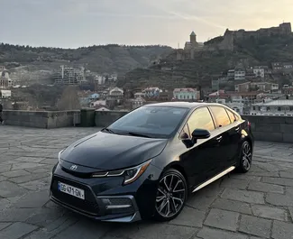 Vista frontal de un Toyota Corolla Sedan de alquiler en Tiflis, Georgia ✓ Coche n.º 10643. ✓ Automático TM ✓ 0 opiniones.