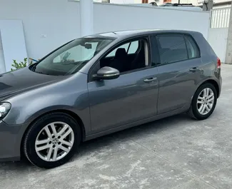 Frontvisning av en leiebil Volkswagen Golf 6 i Tirana, Albania ✓ Bil #10530. ✓ Manuell TM ✓ 0 anmeldelser.