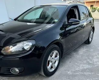 Frontvisning af en udlejnings Volkswagen Golf 6 i Tirana, Albanien ✓ Bil #6294. ✓ Manual TM ✓ 1 anmeldelser.